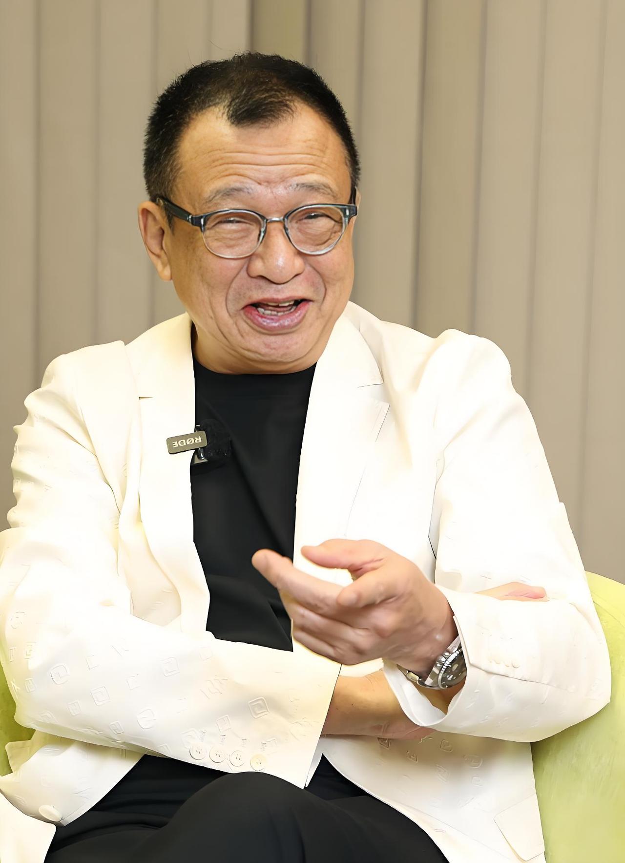 网上有人说,许绍雄有钱,所以对人大方。这话没错,但也不全对。有钱的人多了,愿