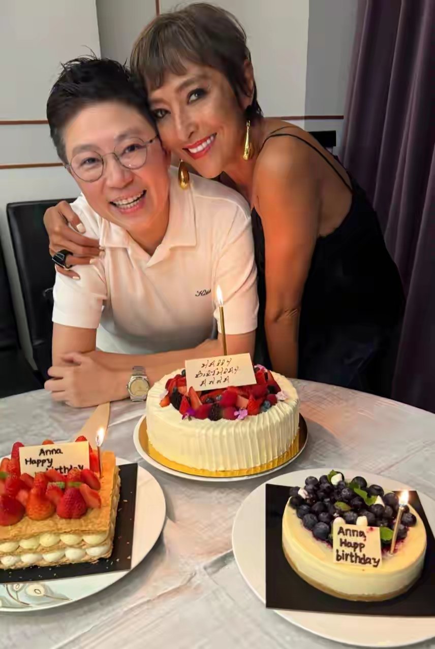邱淑贞携老公现身好友生日宴，梁家辉叶童杜德伟三对夫妇也来了​​​