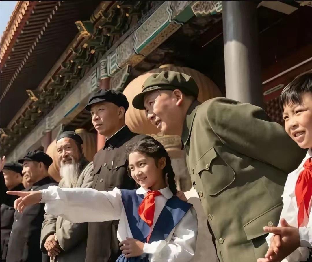 毛主席身旁这两个少先队员是真美，尤其是主席右面那个小女孩，扎着两条小辫，带着满脸