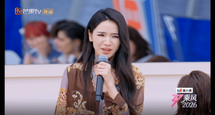 代斯把粉底蹭唐艺昕肩上了奇妙的小互动太有爱了，代斯不小心蹭上粉底，面对肩头的印