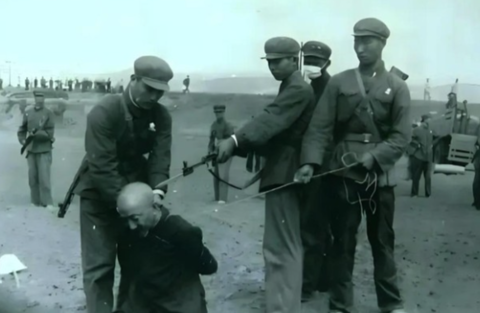 1950年，解放军剿匪追到了尼姑庵，在尼姑庵搜了一遍后，并未发现土匪，这时，一个