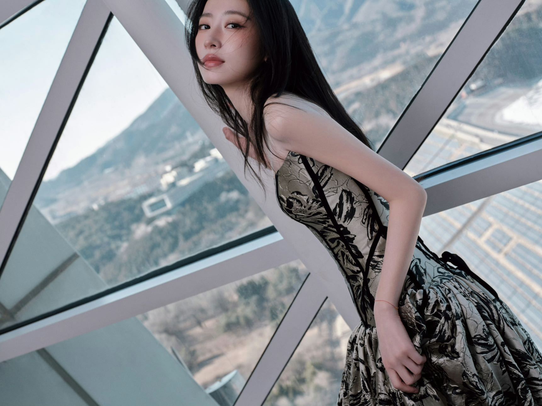 周雨彤繁花抹胸裙在中国网络视听盛典的造型美到犯规，优雅从容超吸睛。繁花缀满裙面