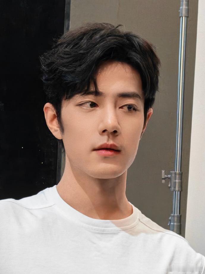 肖战几帧寻常缝隙肖战无袖白t好清爽几帧瞬间，万般温柔，肖战无袖白T清爽干净，