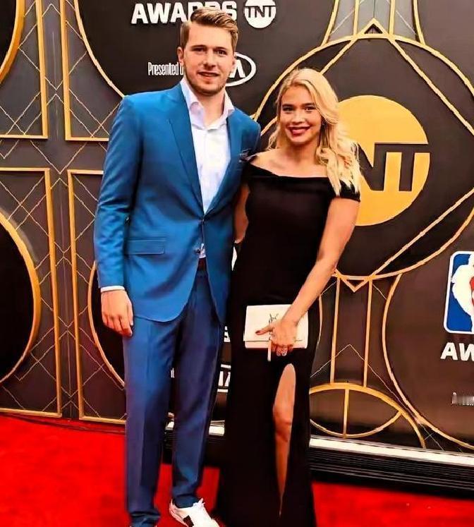 湖人队这赛季刚引进东契奇当核心，他就得请假飞回斯洛文尼亚了。12月4日官方一宣布