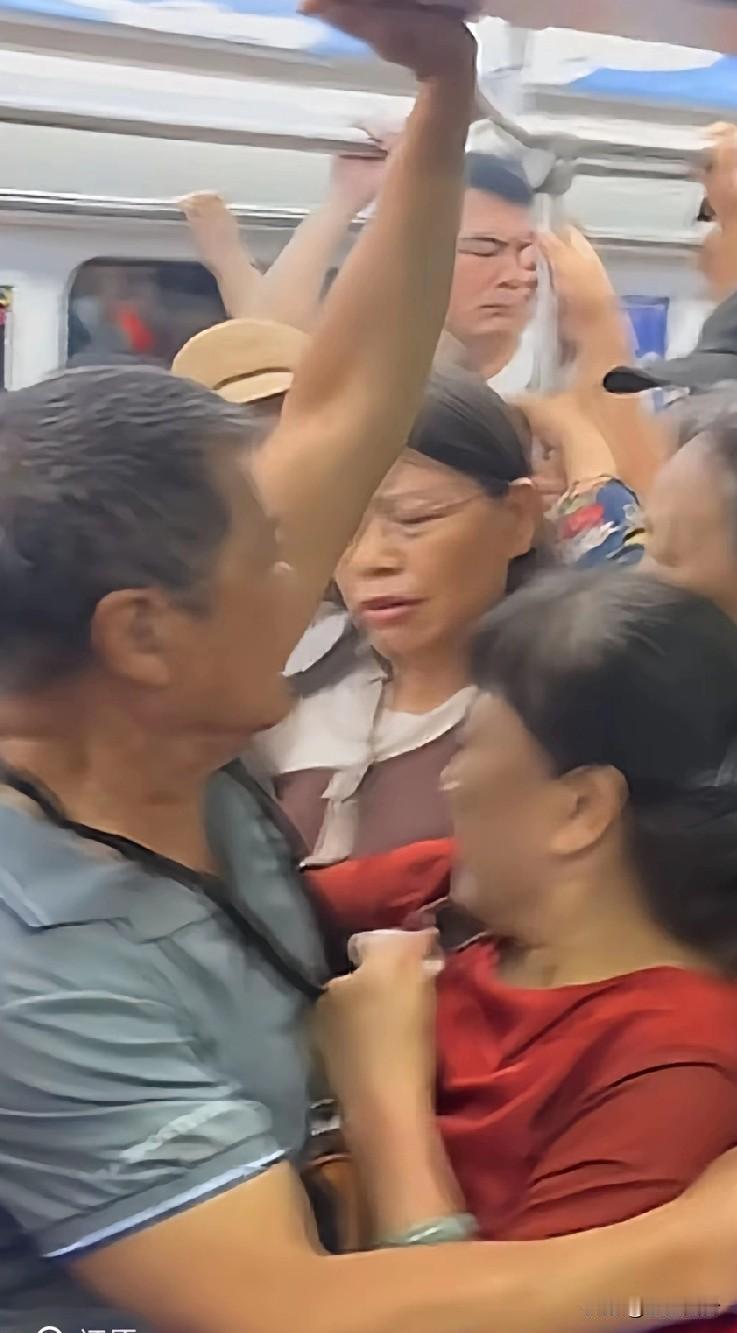 “把娃挤哭了”，这老头到底几个媳妇，抱完红的抱花的，红衣服的被挤下车了，花衣服的