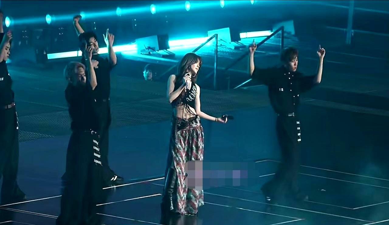 赵露思这回彻底撕掉甜妹标签。11月生日会，她穿黑色透肤战袍，边唱《Blac