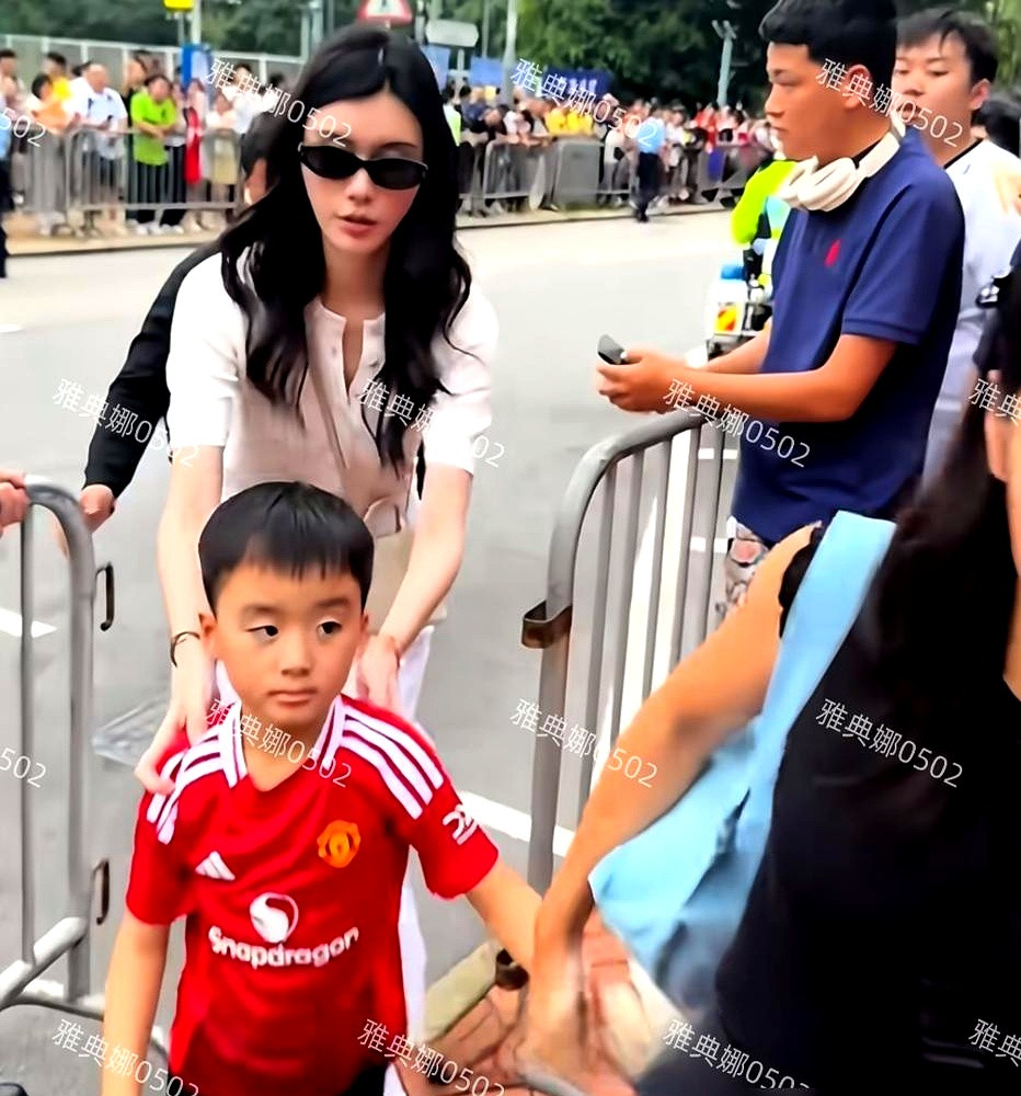 赌王长孙何广燊那张脸越长越开，全网原先都喊着像何猷君，直到有人翻出奚梦瑶成名前的旧照，大家全看愣了那