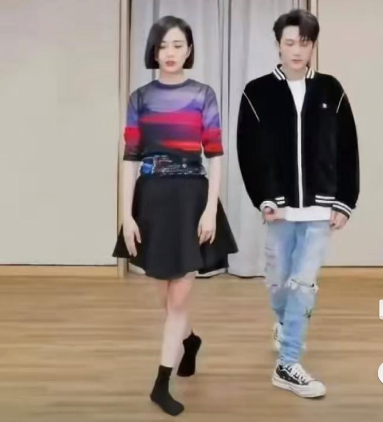 檀健次这瓜让我更好奇他的身高了看过他和佟丽娅跳舞的视频，檀健次官方身高174，