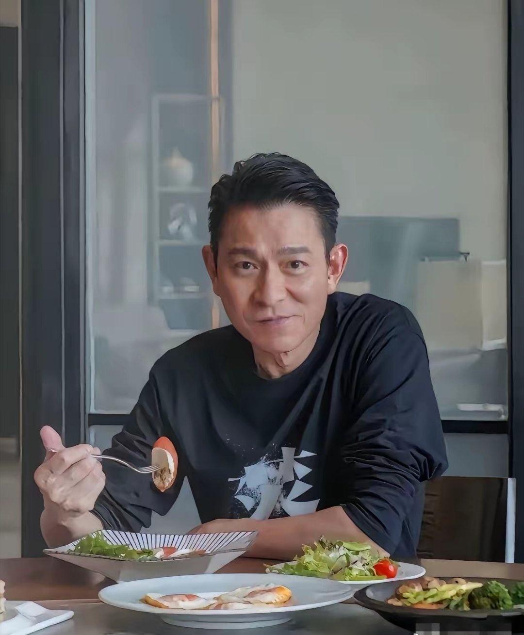 难怪刘德华能保持这么好的状态，你看人家吃的什么？一盘，两盘，三盘，四盘，全是精致