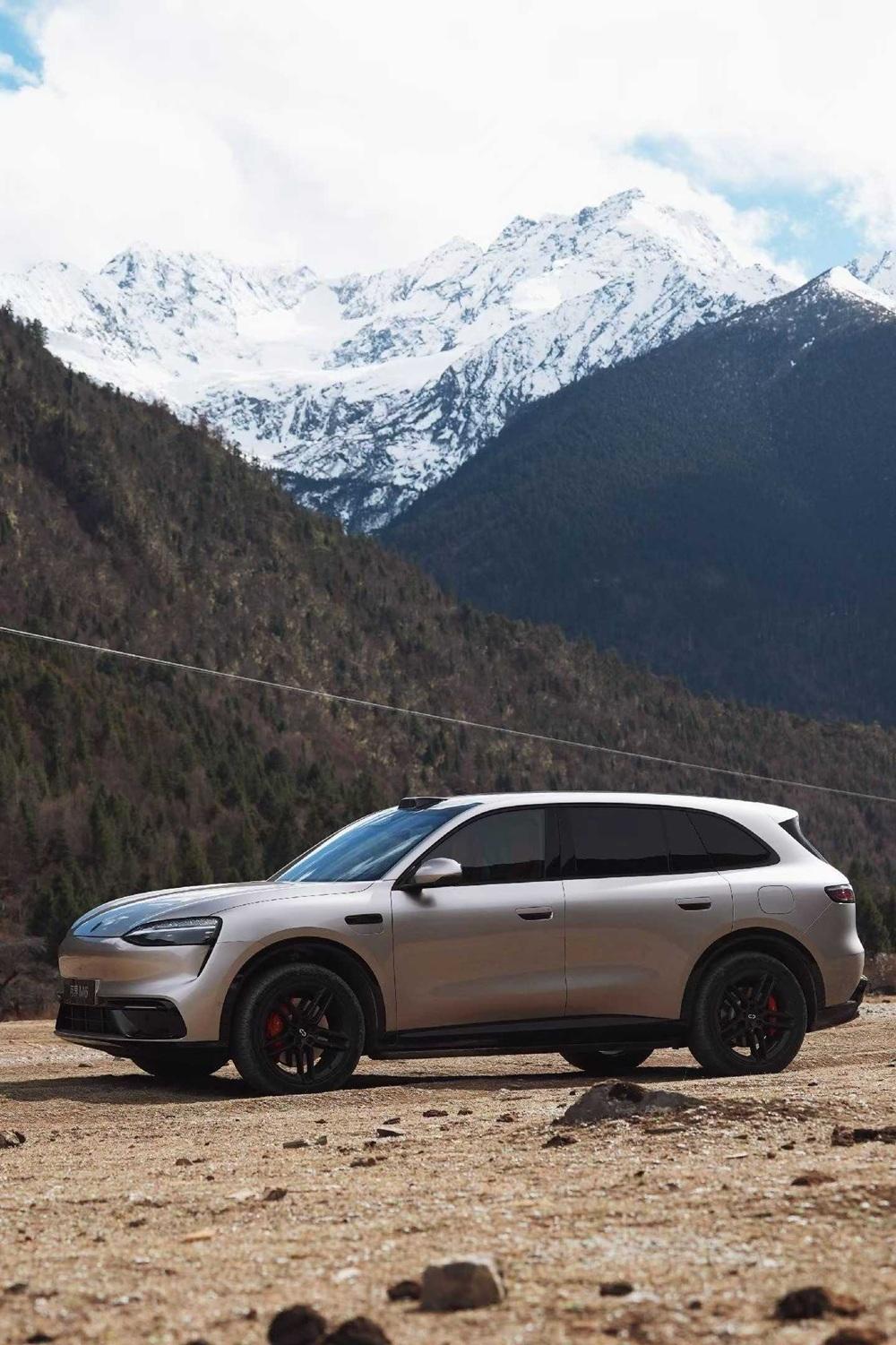 自驾进藏最考验车技的就是山区窄路窄桥，稍不注意就容易剐蹭。媒体实测问界M6挑战西