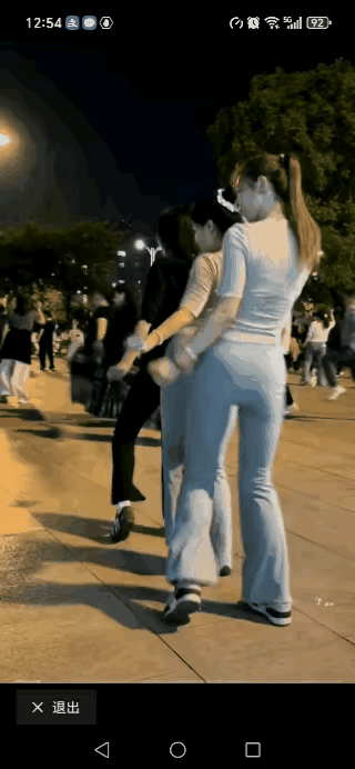 老夫偌大年纪了，还是这个毛病，喜欢看美女扭腰摆臀:真是没有救药了？倒一杯酒，