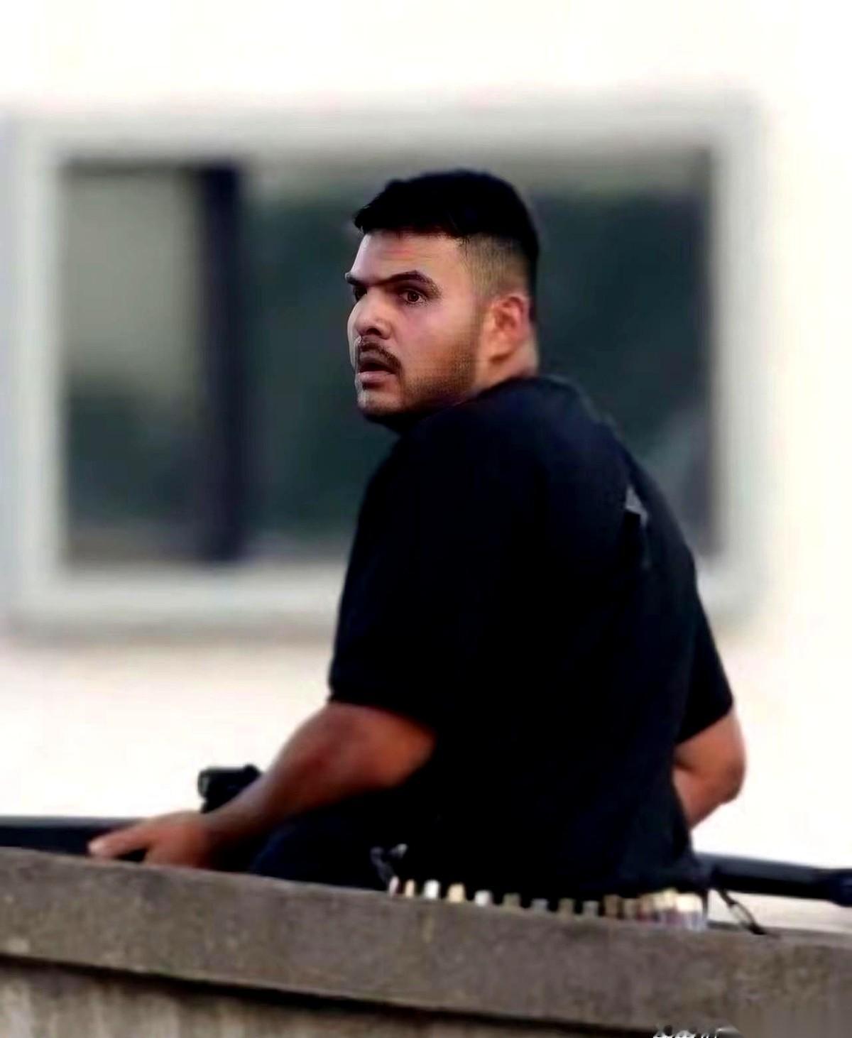 悉尼这事儿，最让人后背发凉的，不是枪声，不是恐袭本身。是开枪的，一对父子。一