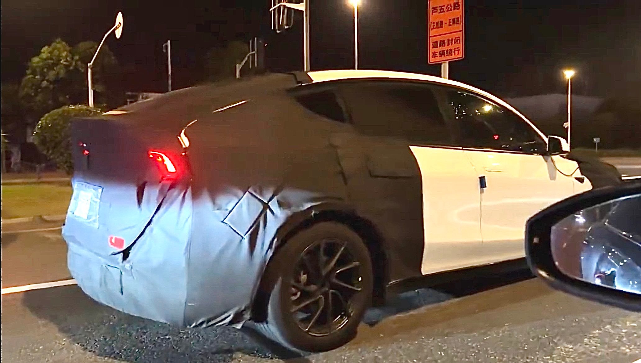 网友拍到的特斯拉ModelYL的路试车，尾部非常巨大，后扰流板比Perfo