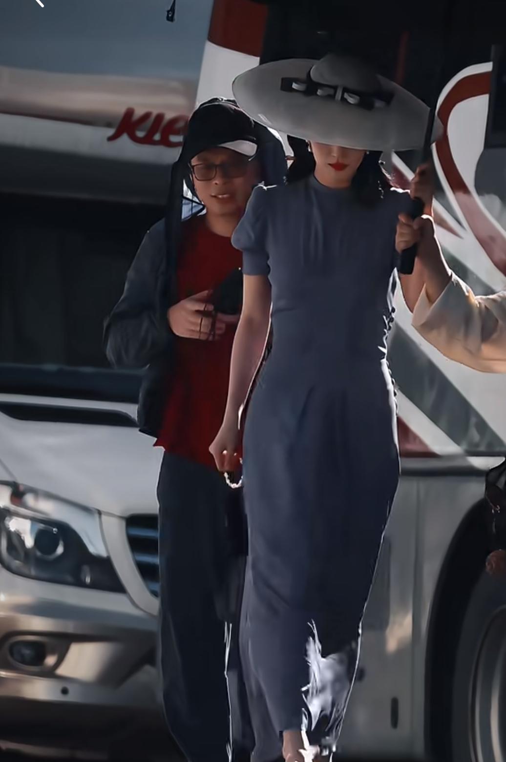 王楚然｜方牧兰女主衣服比较女强人风，maybe要贴后期复仇人设。船是怎么做到