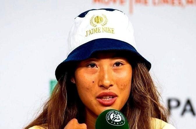 刷到郑钦文赛后采访直接笑喷！记者问她跟某选手关系如何，这姐翻着白眼冷笑：