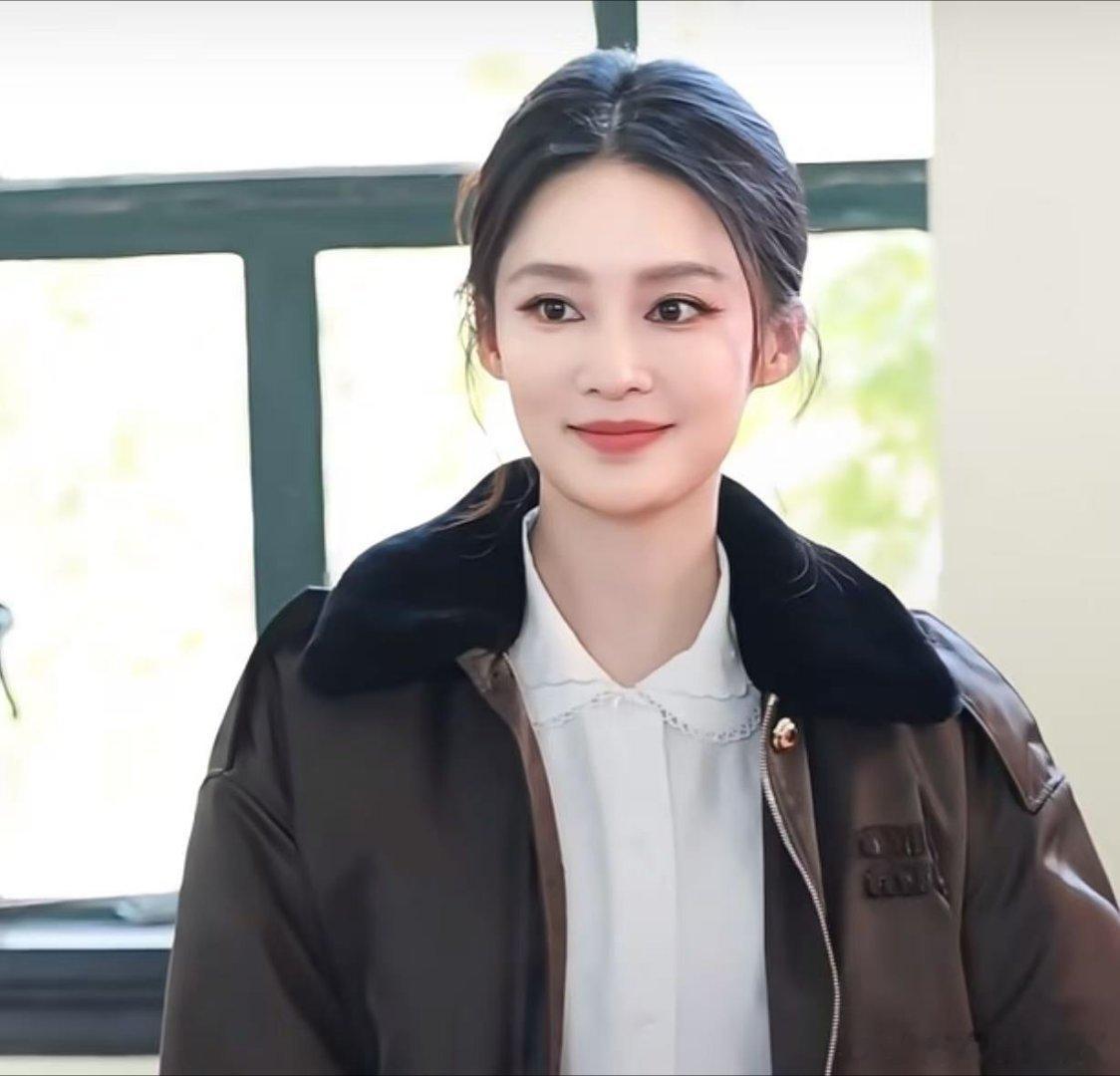 李沁挺好看的，生图一直都很能打，骨相美气质好就是yyds啊！沁姐和miumiu也