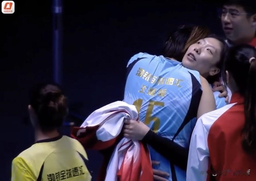 天津女排赛后哭声一片[哭哭][哭哭]！赢了河南女排后，天津女排队员们久久没有离场