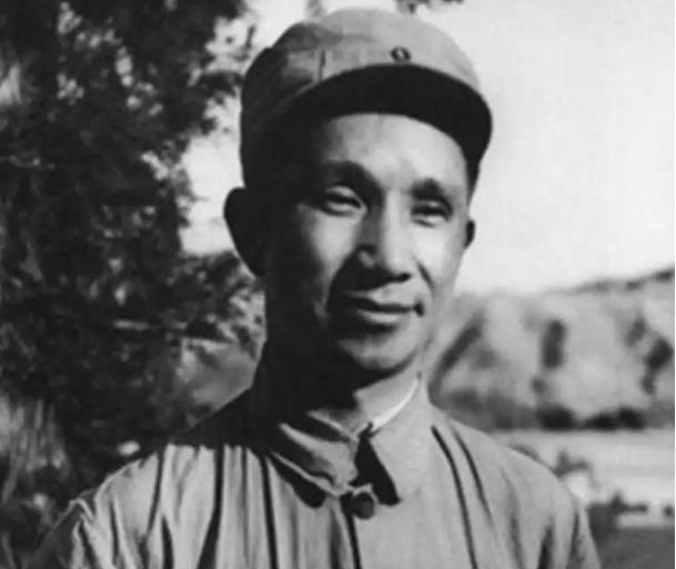 1977年，北京。粟裕刚刚吃完午饭，突然听到随员报告：“有个江西来的老同志叫陈兴