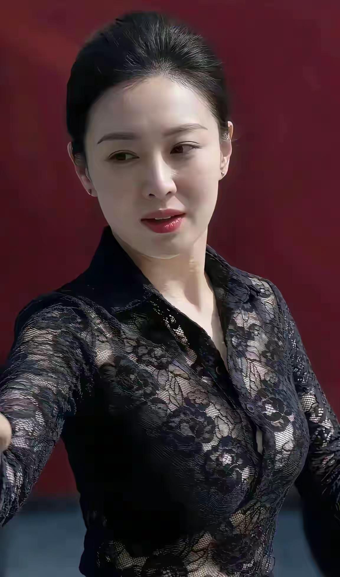 秦主任属于耐看型！国人审美标准不再是蜜蜂腰，大胸！秦主任跳舞