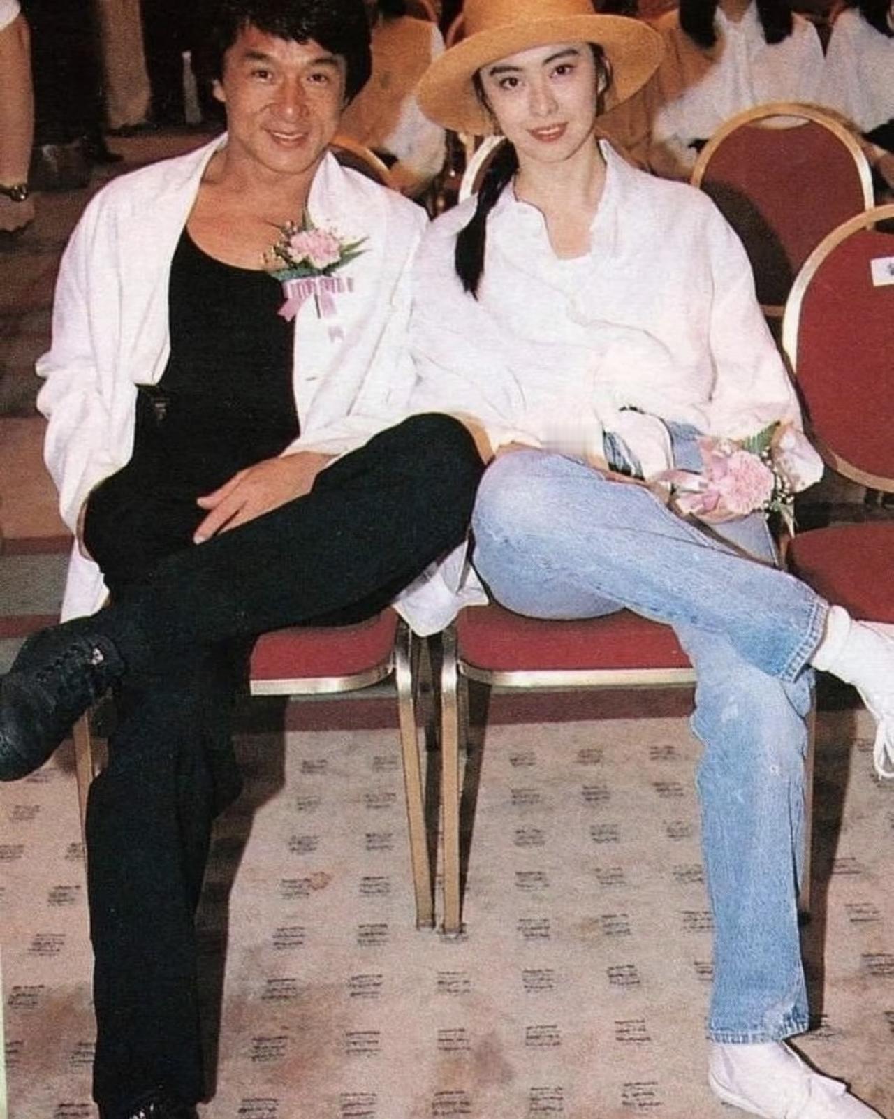 1992年，成龙与王祖贤在拍电影《城市猎人》时，两人坐在椅子上，翘着二郎腿的合影