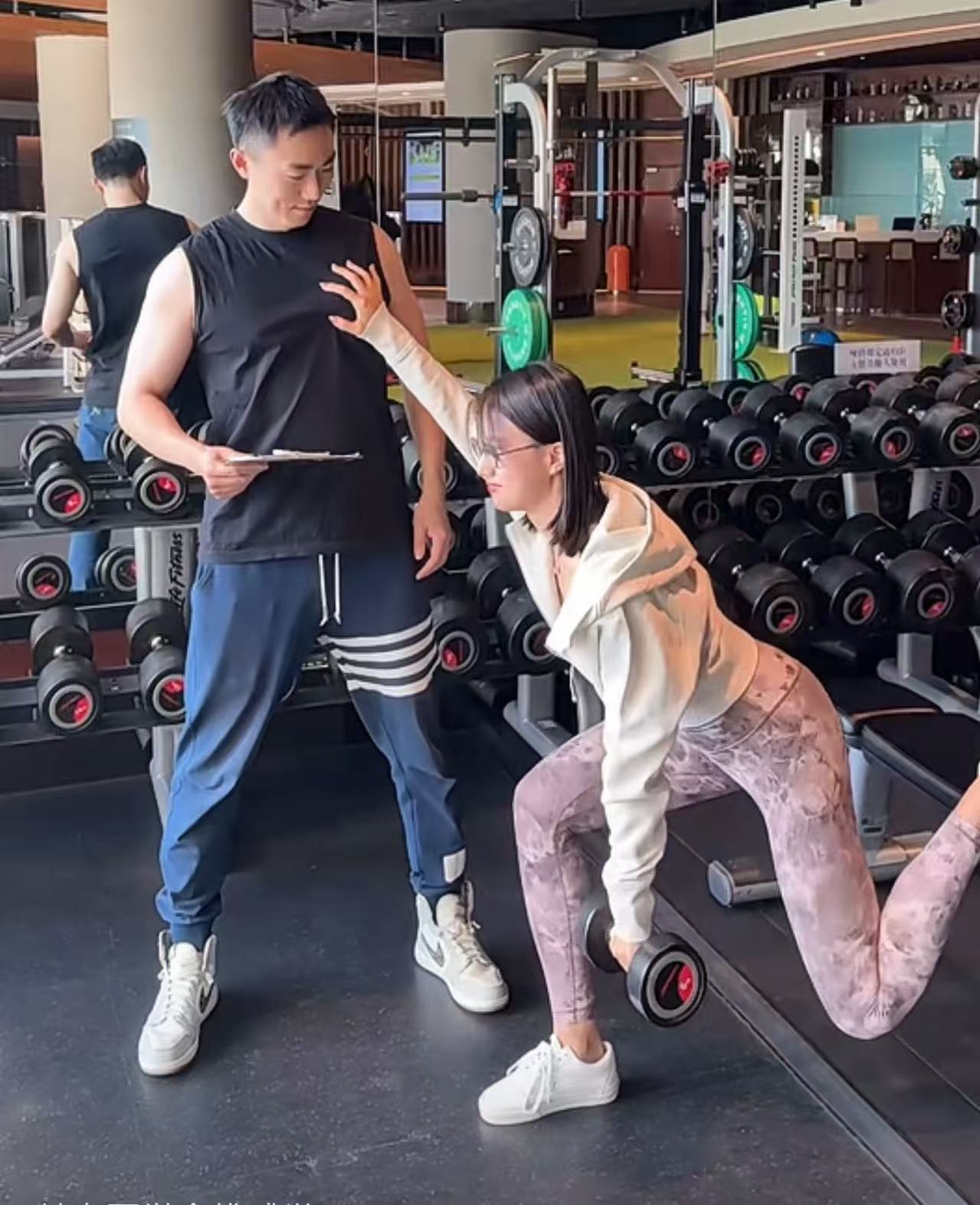 现在女的去健身房都喜欢这样吗？