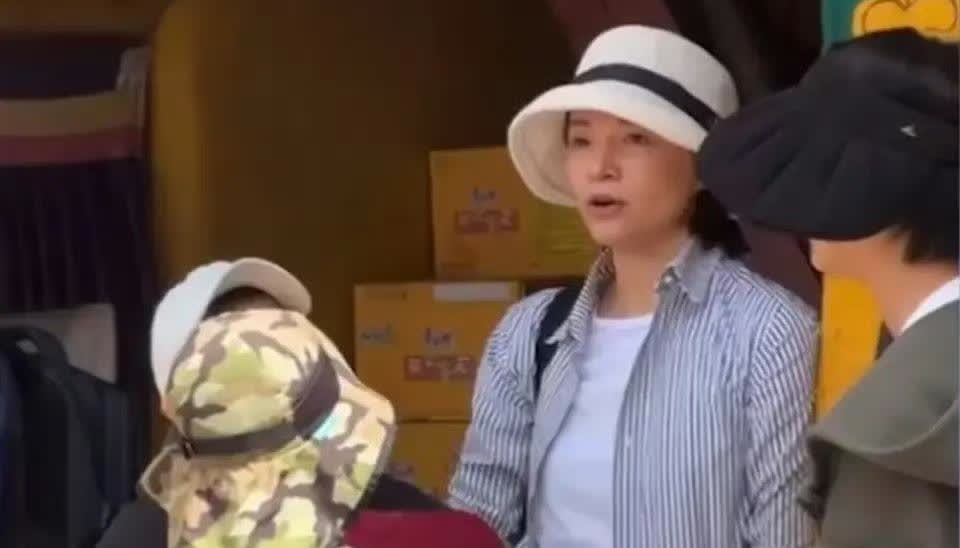 董卿跟儿子现身西藏，素颜凹陷虽然一股大妈味儿，但是透着书香气息，穿着低调差点没认