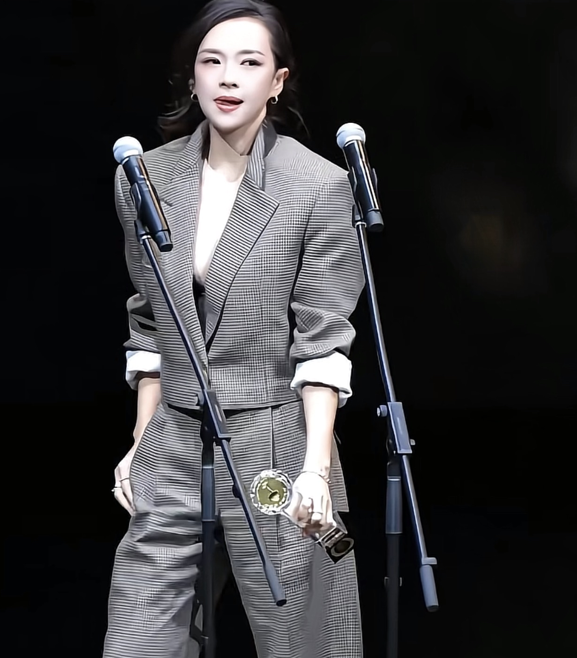 离婚两年多章子怡把女儿醒醒的抚养权也争了回来法院的判决理由直白又实在，认定父亲