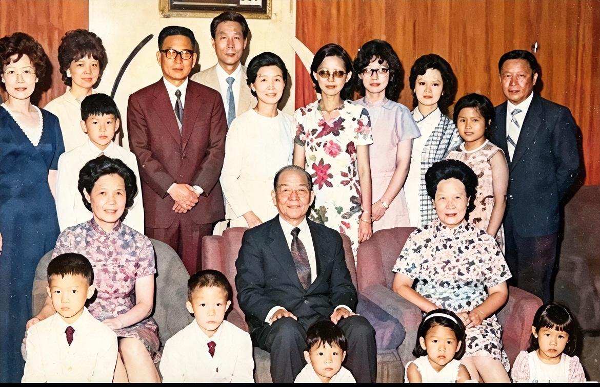 1974年，胡琏和夫人曾广瑜、曾广仙的合影，两人是姐妹，生了8个孩子