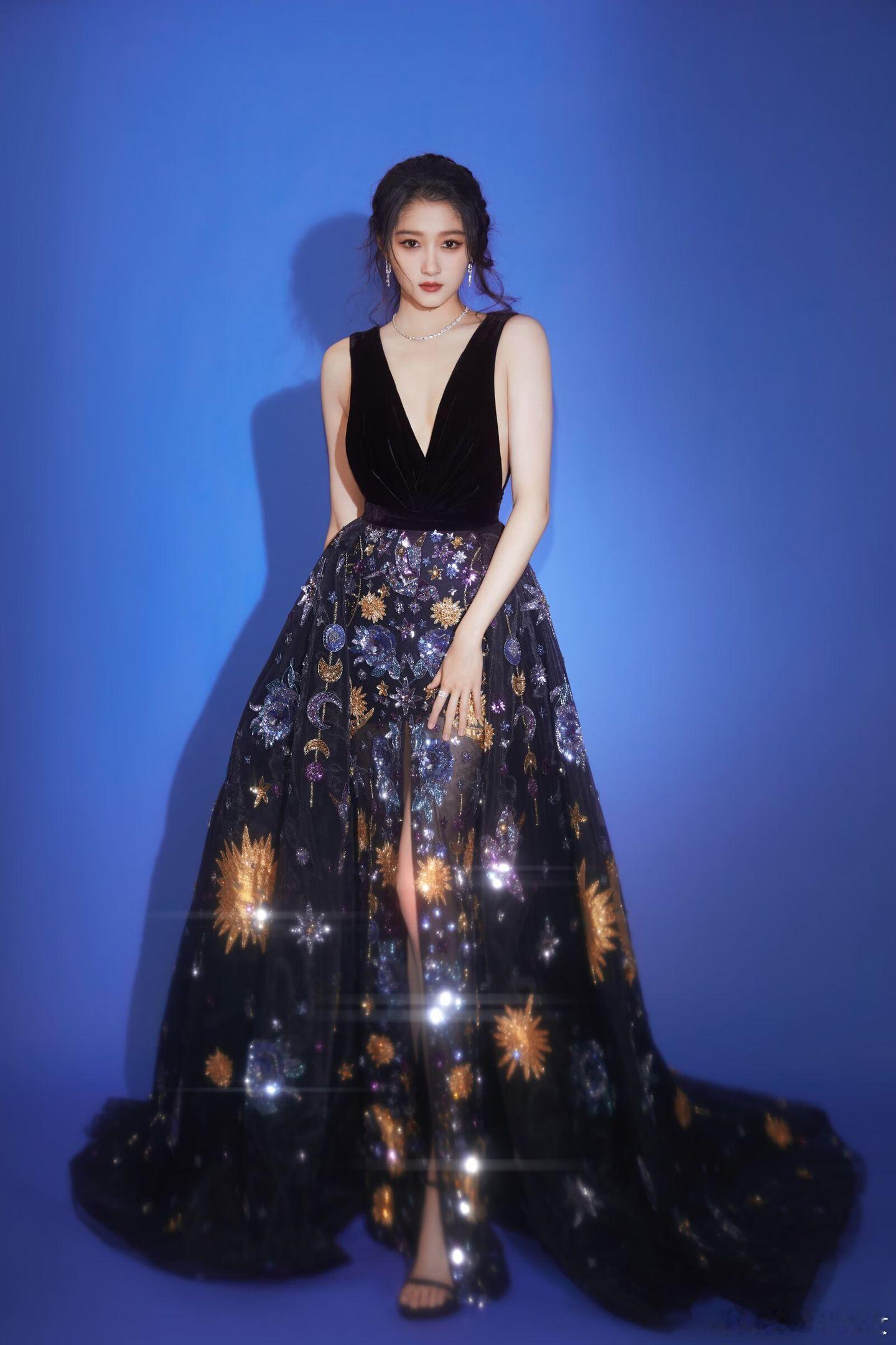 关晓彤甜御兼备的大美女关晓彤，五官立体精致，气质可甜可飒，自带柔光滤镜，颜值与