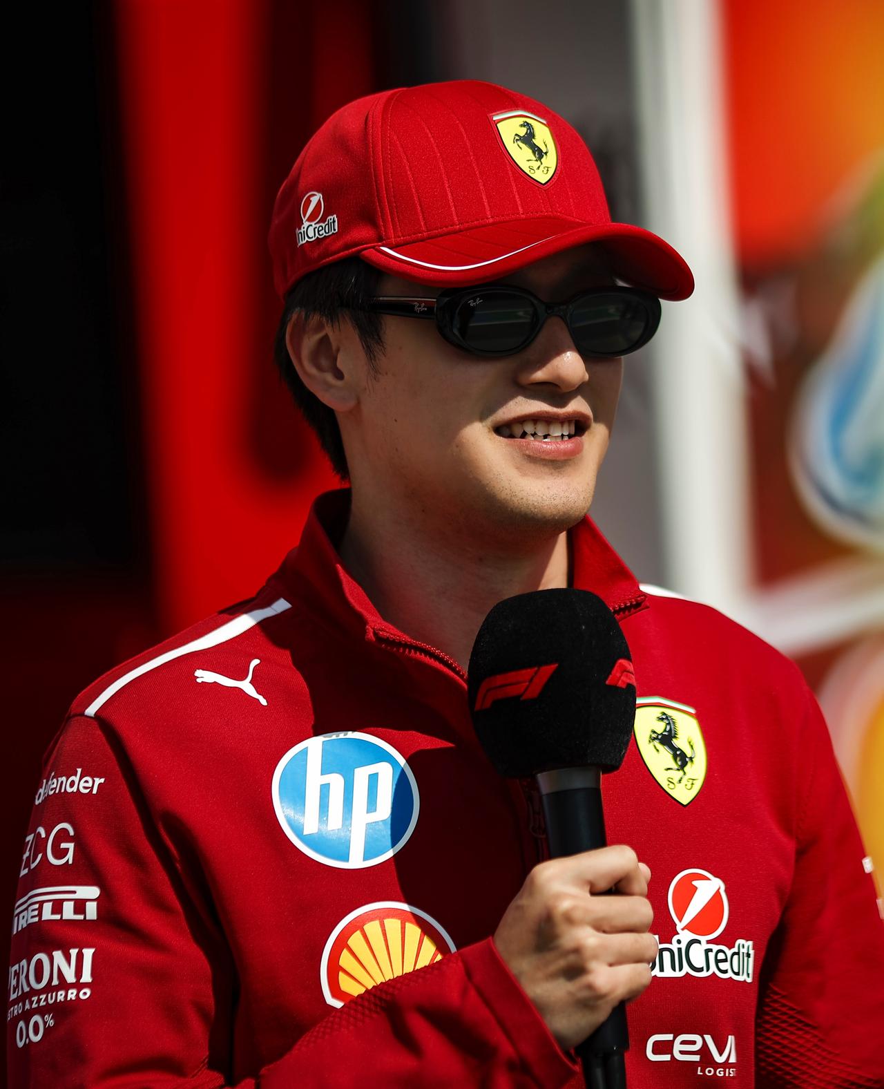 周冠宇新赛季老活跃了，妥妥的表情包大户！咱中国车手这表情老丰富了，粉丝咔咔截图一