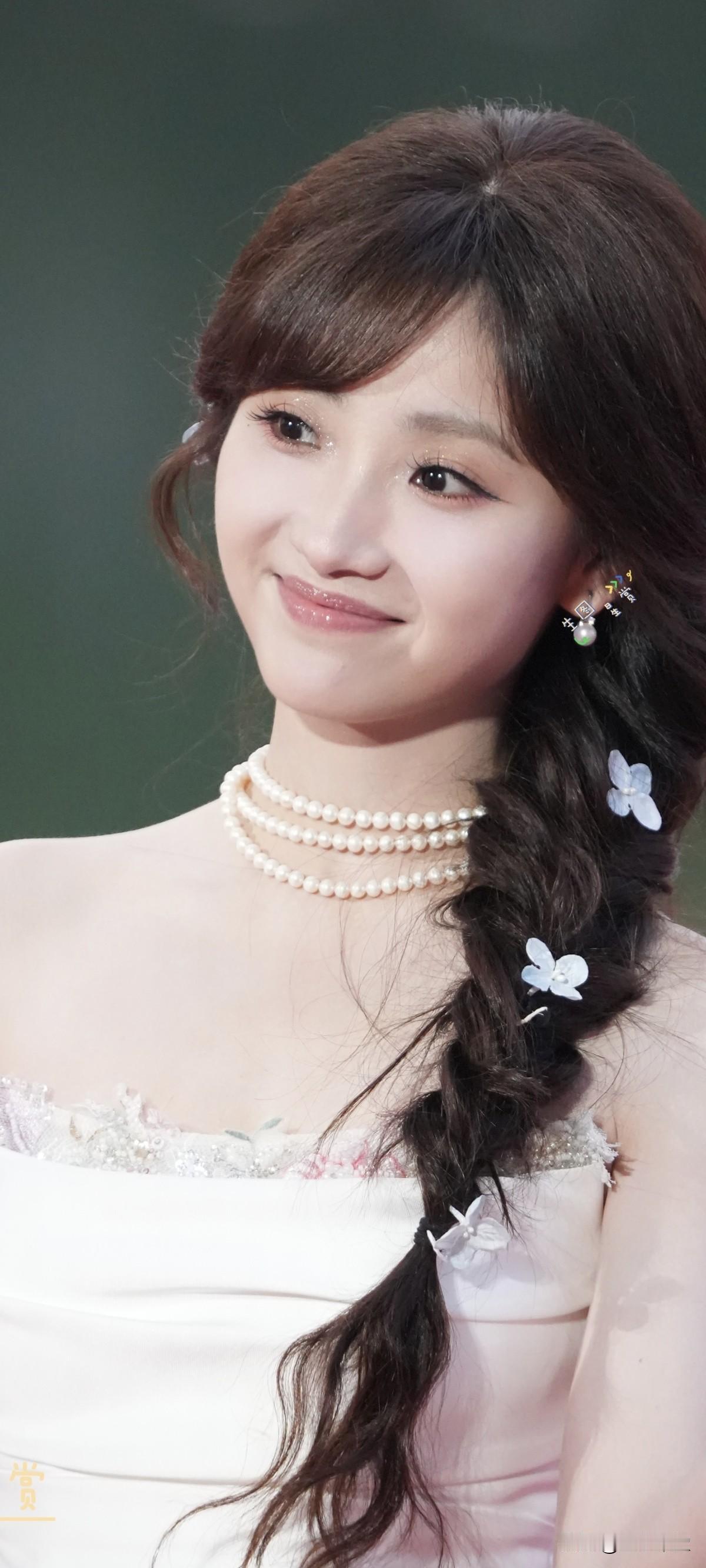 许梦圆×横店微短剧之夜梦幻美少女，麻花辫造型乖巧萌甜:这麻花辫造型也太可了吧！