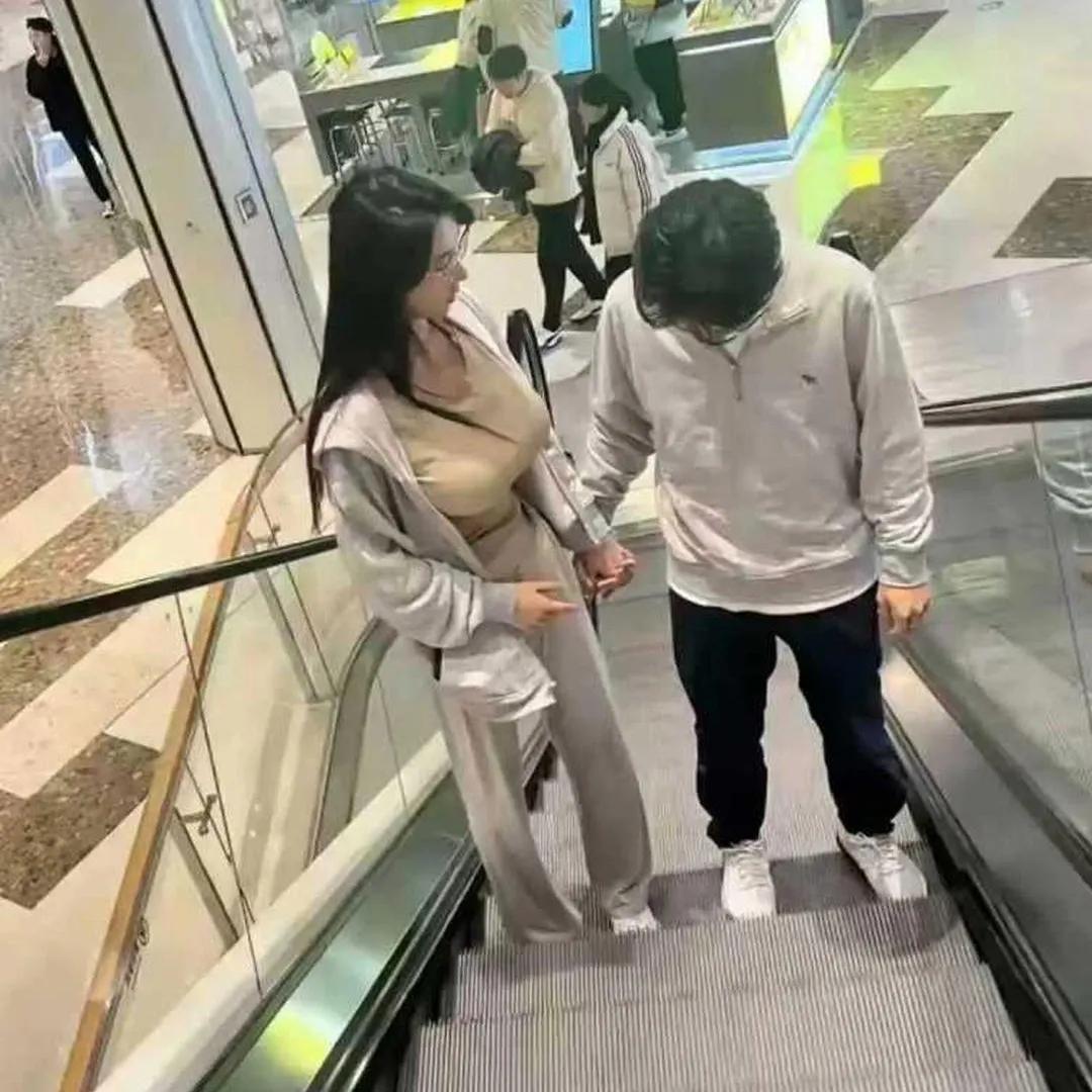 大哥好福气，找了个这么漂亮的女朋友。