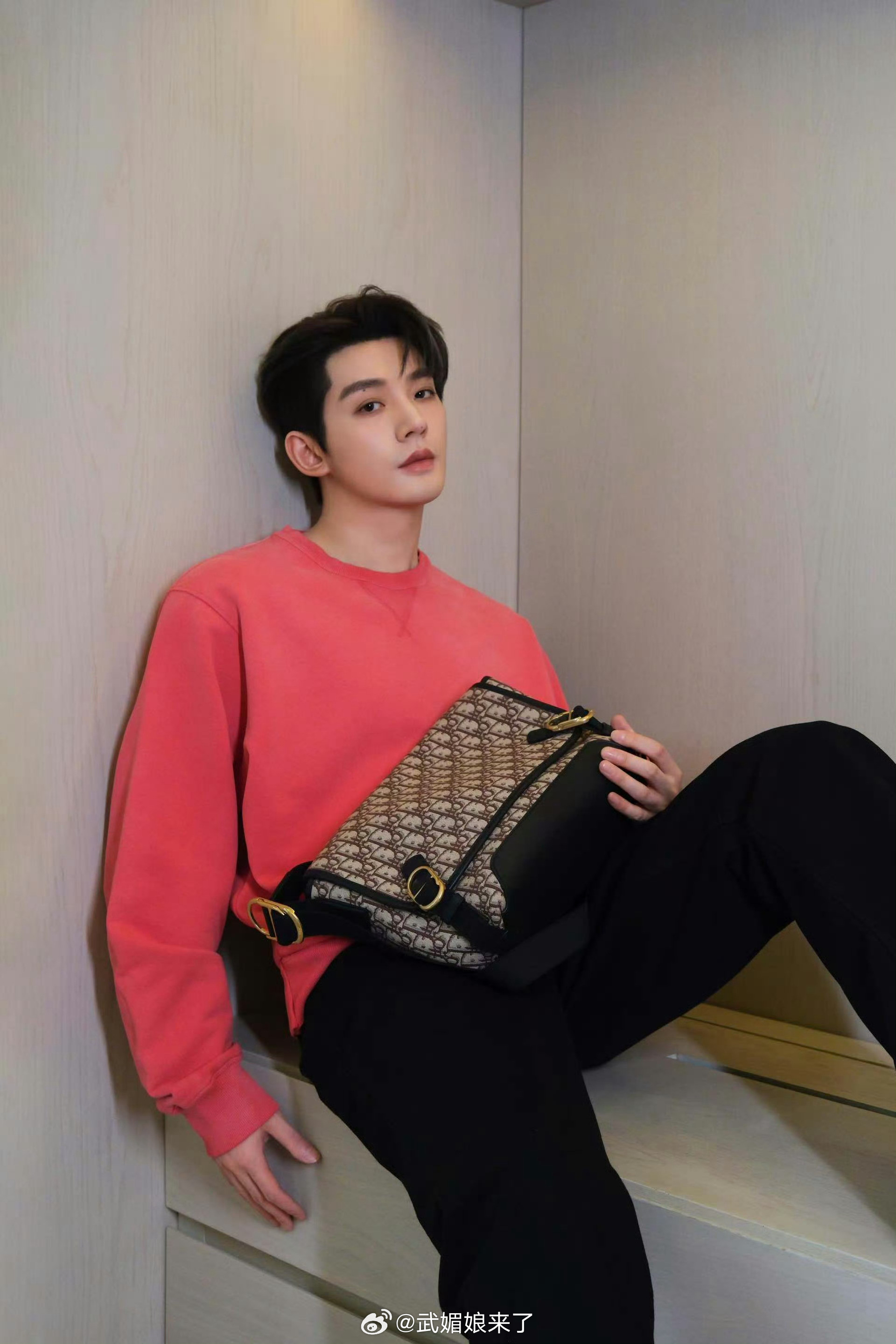 Dior男神邓为春日粉色卫衣营业，休闲又帅气