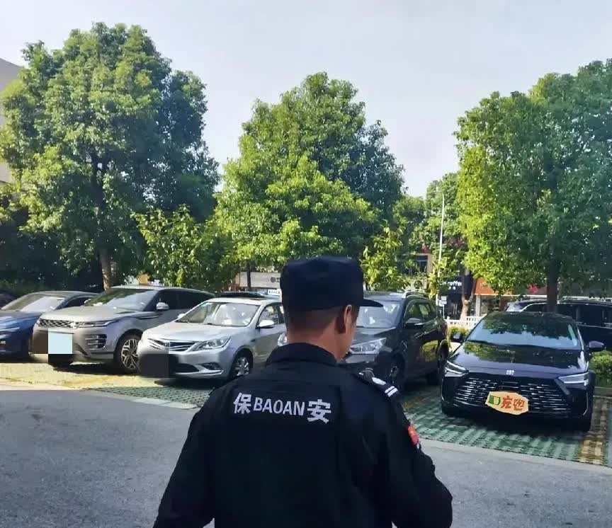 40多岁的保安大哥天天揣着45块钱一盒的硬中华，旁边60岁的大爷也不示弱，兜里常