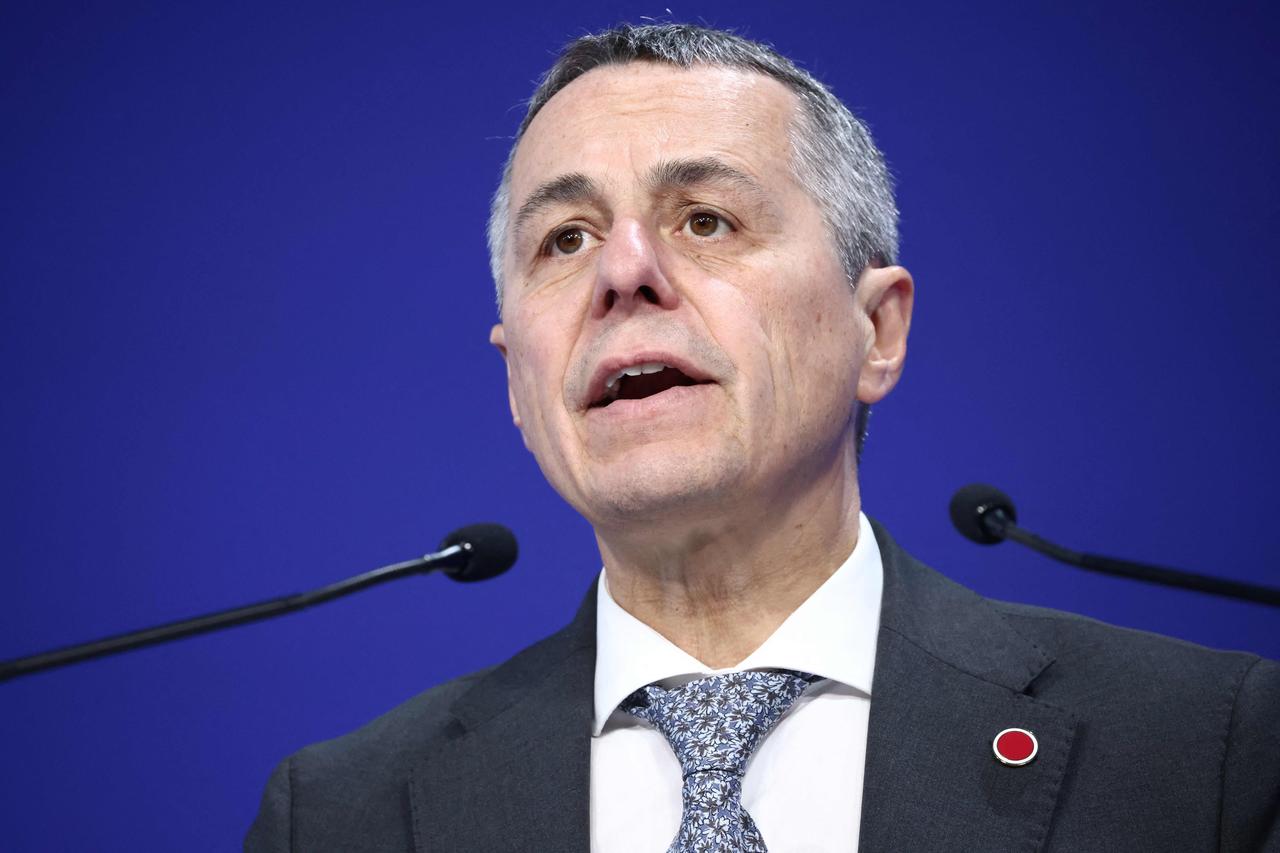 比乌克兰先倒下！瑞士的中立牌。实在打不下去了。以前一提瑞士。人们想到的