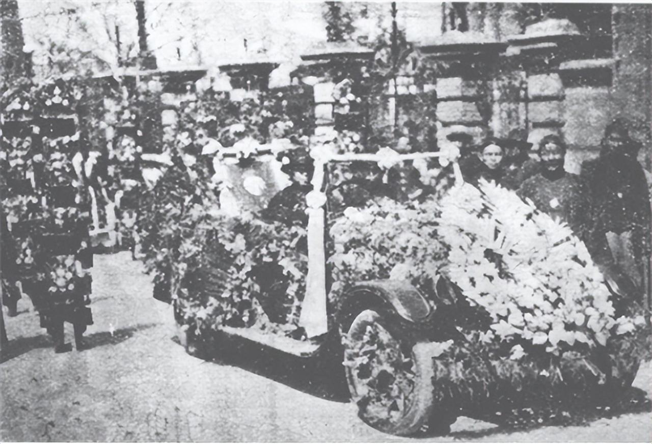 1931年二月，“民国四公子”之一的袁二公子袁克文病死在天津，当收拾他的遗物时，
