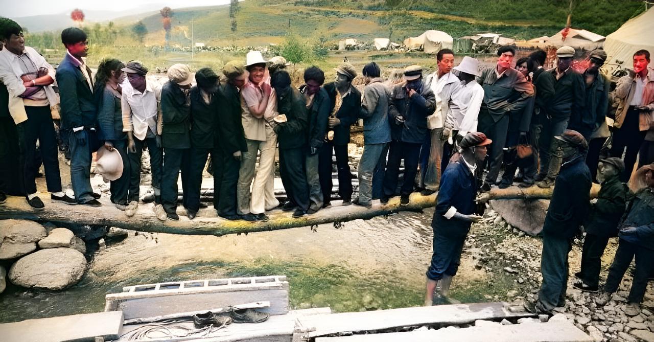 这是1992年4月，甘肃临潭县数十万乡民前去赶会。因为，这一天是当地传统节日“花