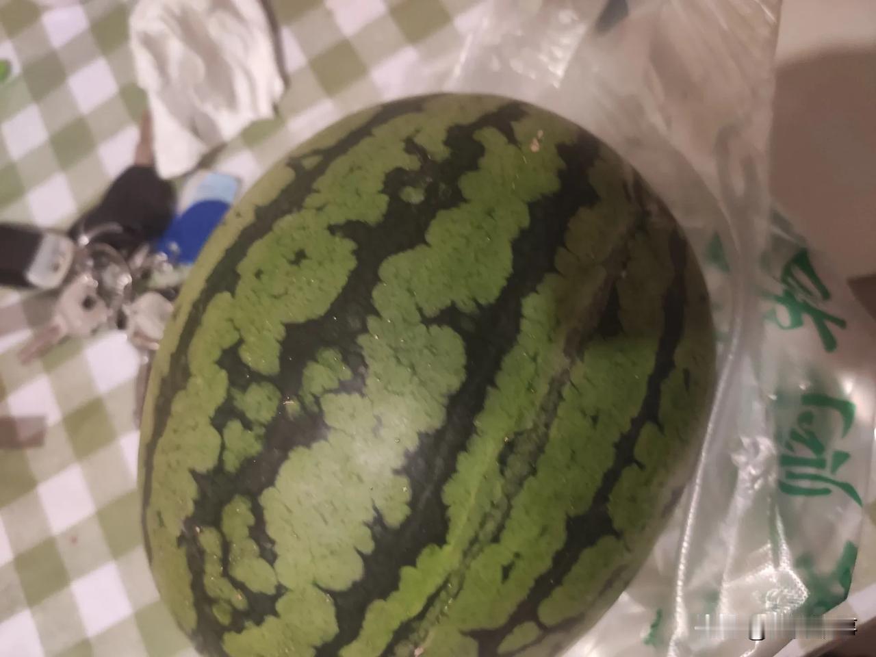 街头卖水果的一定要注意，刚刚接孩子顺路买了一个小号海南麒麟瓜，卖货的愣是把7斤的