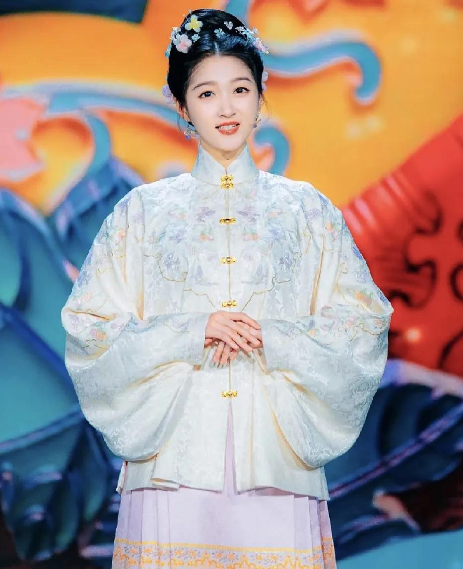 2024年春晚，刘诗诗关晓彤，刘涛李沁四大明星宣传了各朝代服饰。央妈说，衣冠文