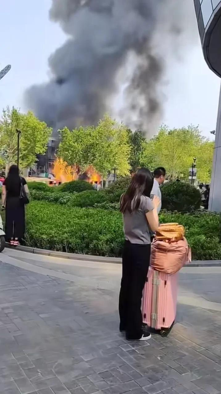 上午11点左右，济南泉城路上芙蓉街一商铺发生火灾！据知情人爆料，农行旁边刚租出