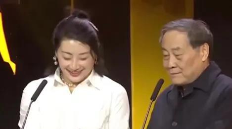 当年在那场备受瞩目的颁奖典礼上，有个细节至今仍让人印象深刻。宗庆后正要宣读获奖名