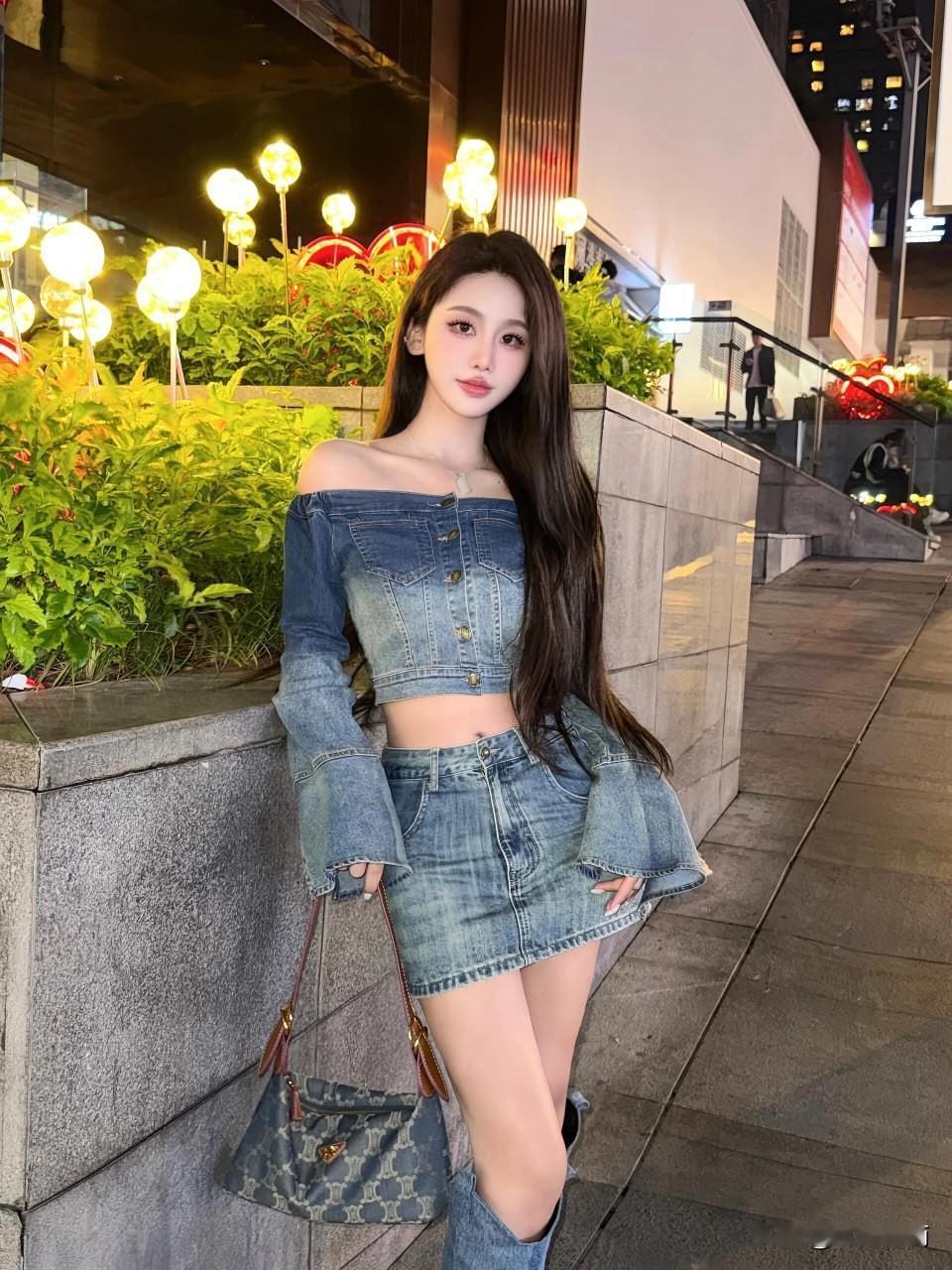 ​懂穿搭的女人到底多有魅力？黑丝高跟配皮裙，每一步都走在了气场上