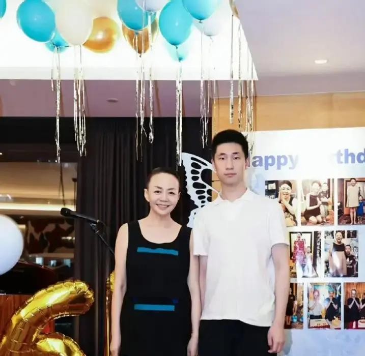 宋丹丹66岁生日宴，主位坐的不是大咖，是16岁干儿子林大竣。来的明星排到门口，黄宏、赵本山、那英、张