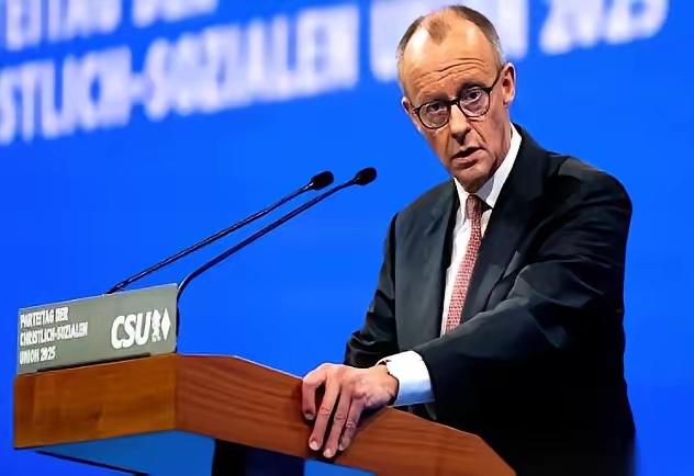 我勒个去，德国总理这是要把天捅破了。公开点名，说普京就是当年的希特勒。更狠的