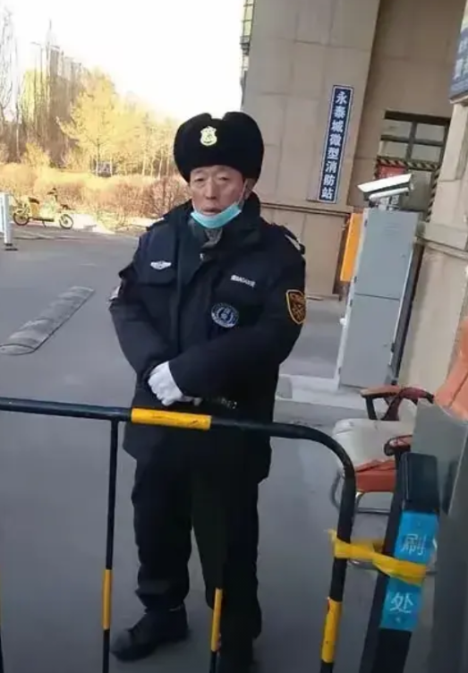 你见过底层的恶人吗？小区门口有几个六七十岁的老头当保安，每个月1500元工资，