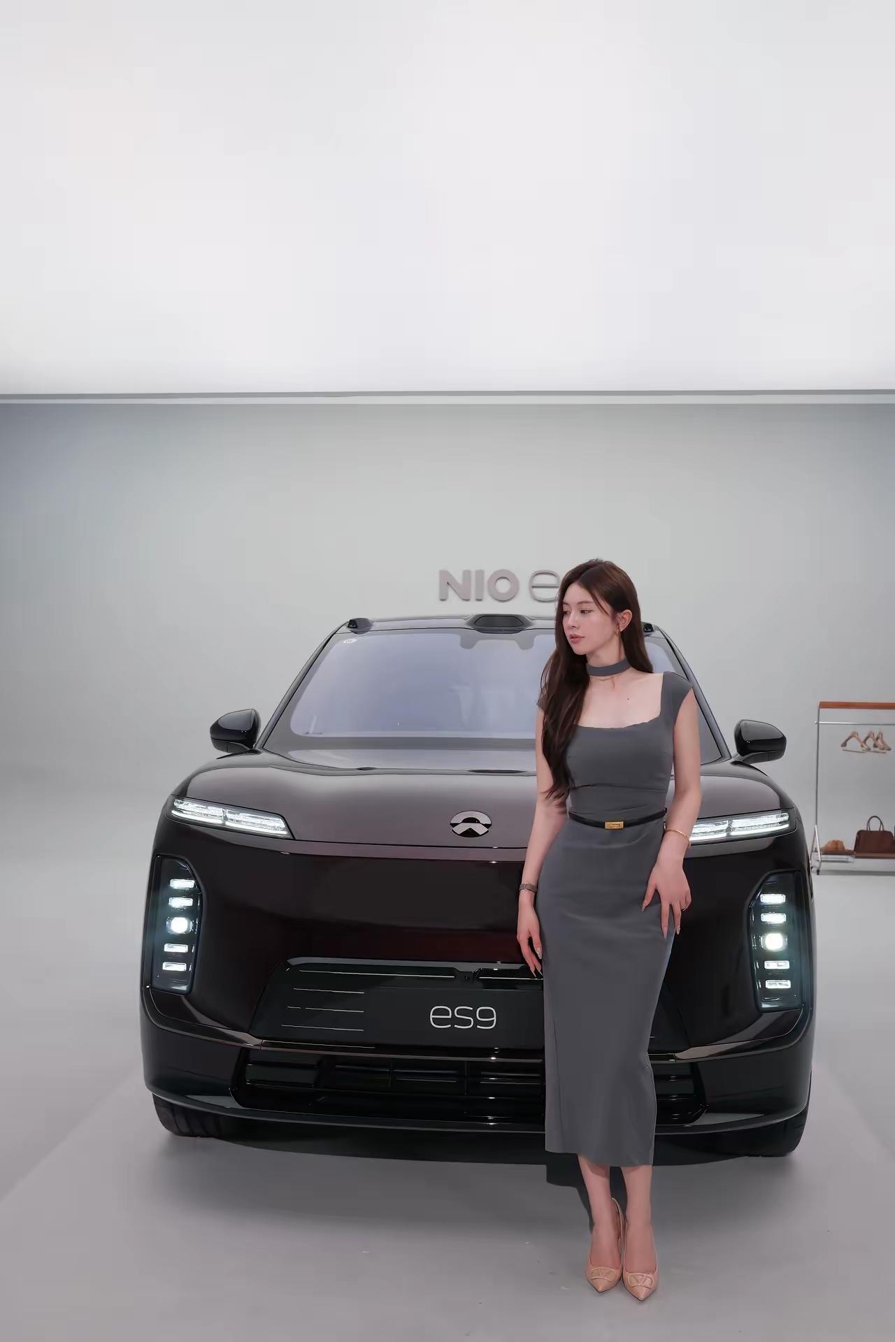 这车真的是好大好优雅气场真的不输仰望u8l，价格肯定比仰望u8l便宜的不止一半吧