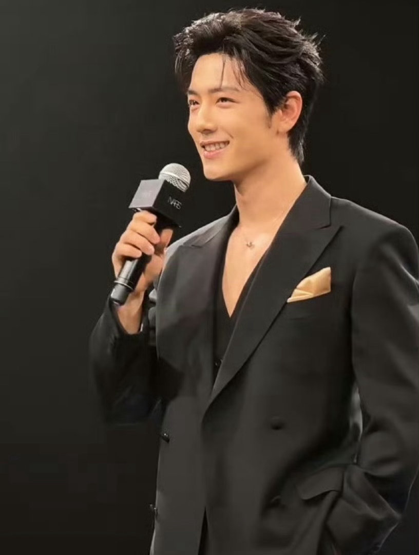 看一下肖战今天晚上活动的生图