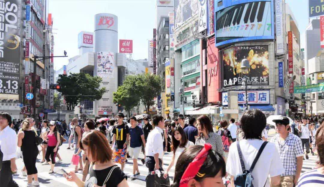 日本的人口比去年同期少了89.8万人，这已经是连续14年减少了