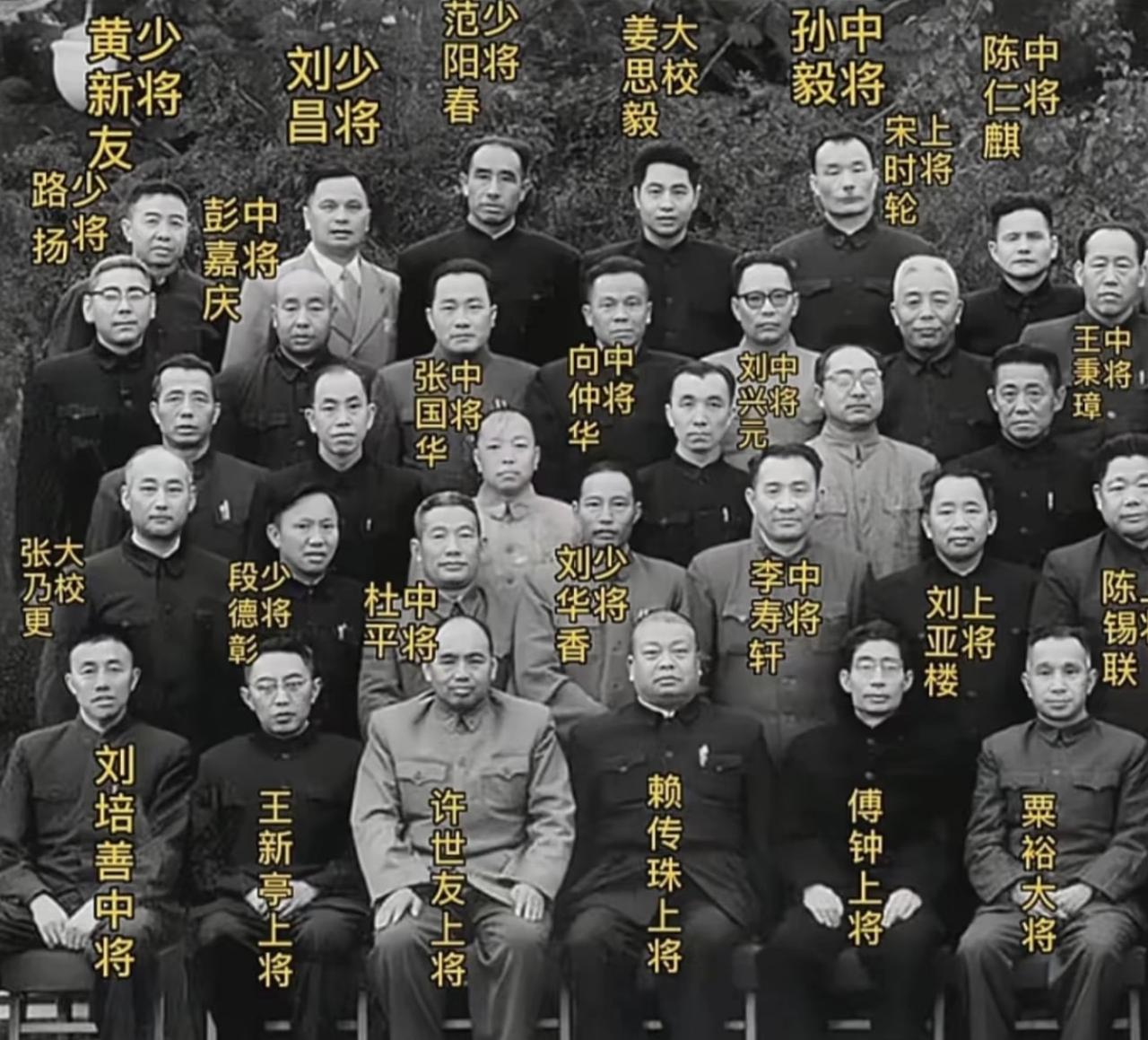 你以为1955年授衔的将帅合影全穿礼服拍的？其实不少私下留念照里，将领们穿的都是
