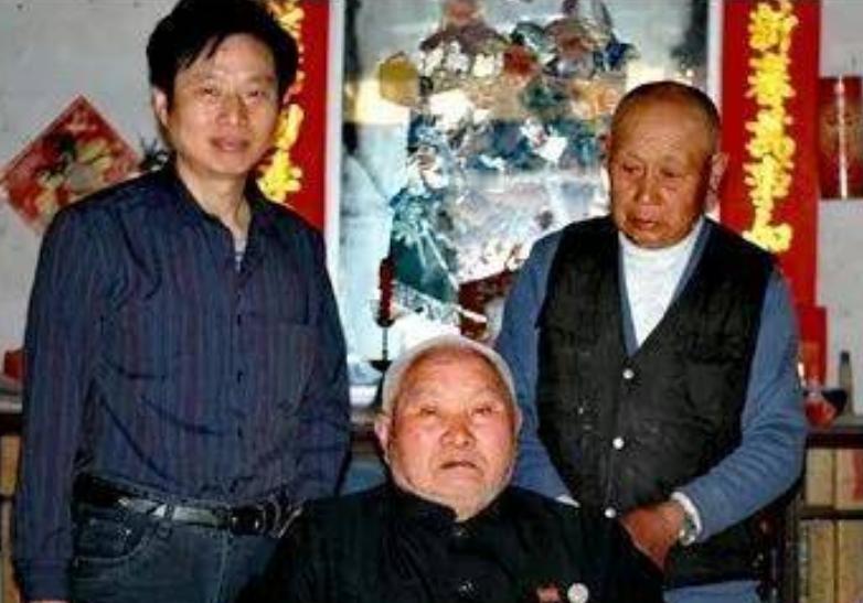 1955年，一27岁的新四军复员回乡，媒婆给他介绍了一43岁、有6个孩子的寡妇，